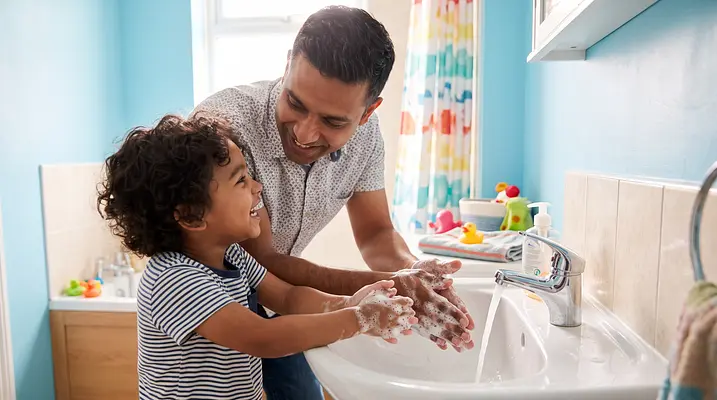 Perché il lavaggio delle mani funziona: la scienza che i bambini possono capire