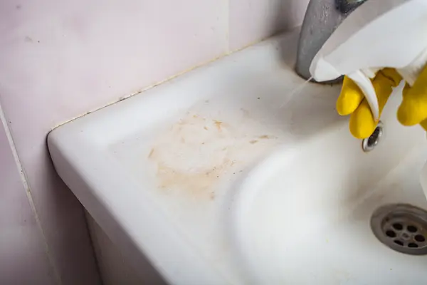 शौचालय और सिंक से कठोर पानी के दाग कैसे हटाएं